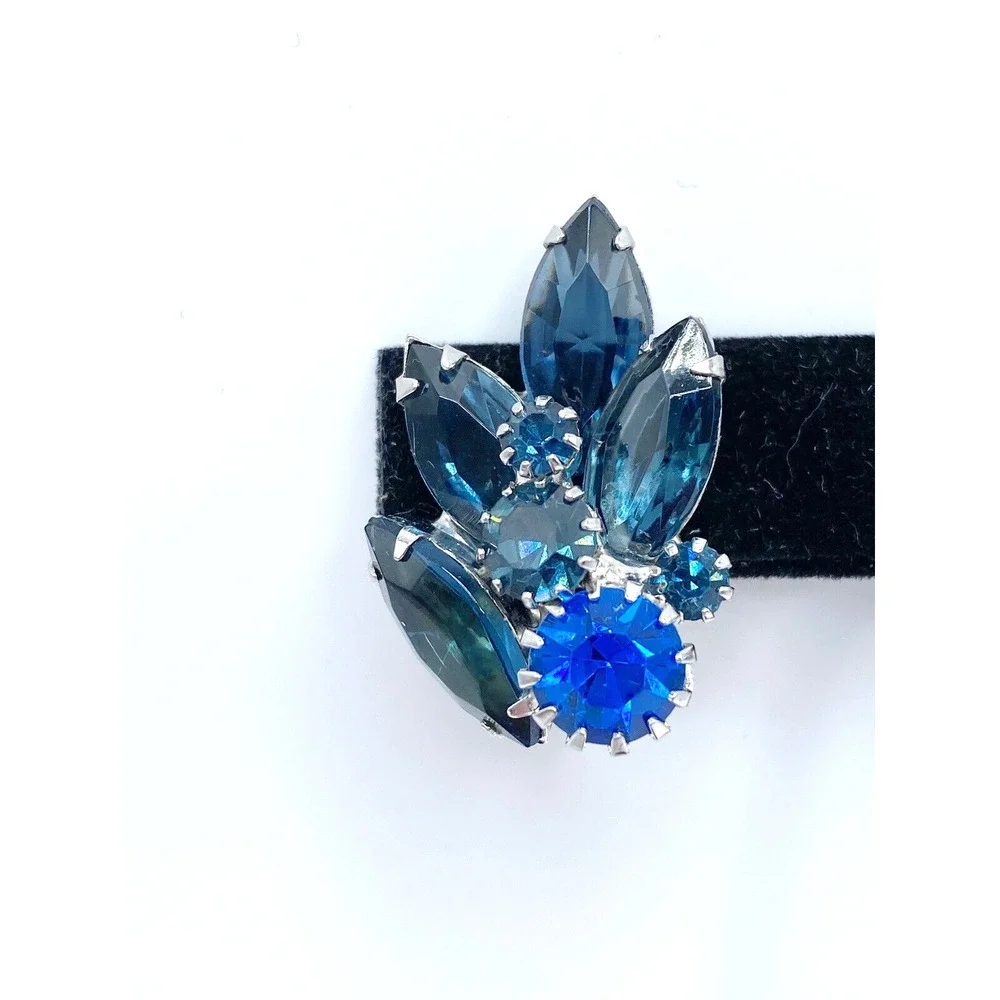 Vintage Weiss Shades of Blue Rhinestone Clip On Earrings Silver Tone Estate Glam - Picture 5 of 9